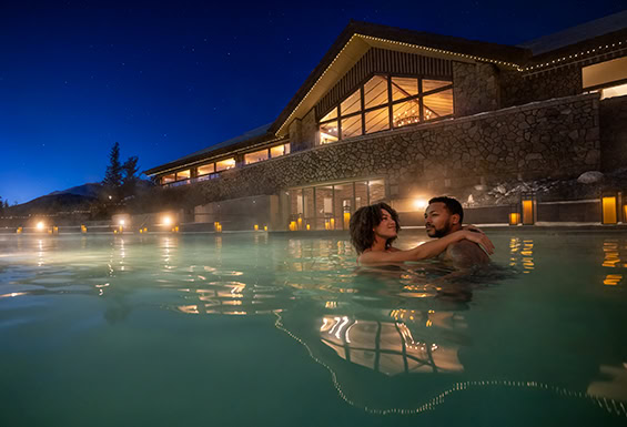 Fairmont-Jasper-Park-Lodge-Outdoor-Pool-bei-Nacht
