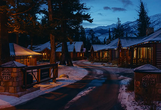 Fairmont-Jasper-Park-Lodge-exterior-bei-Nacht