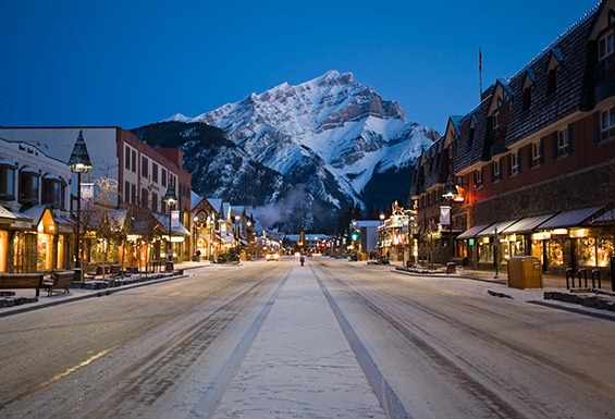 Banff-Avenue-bei-Nacht
